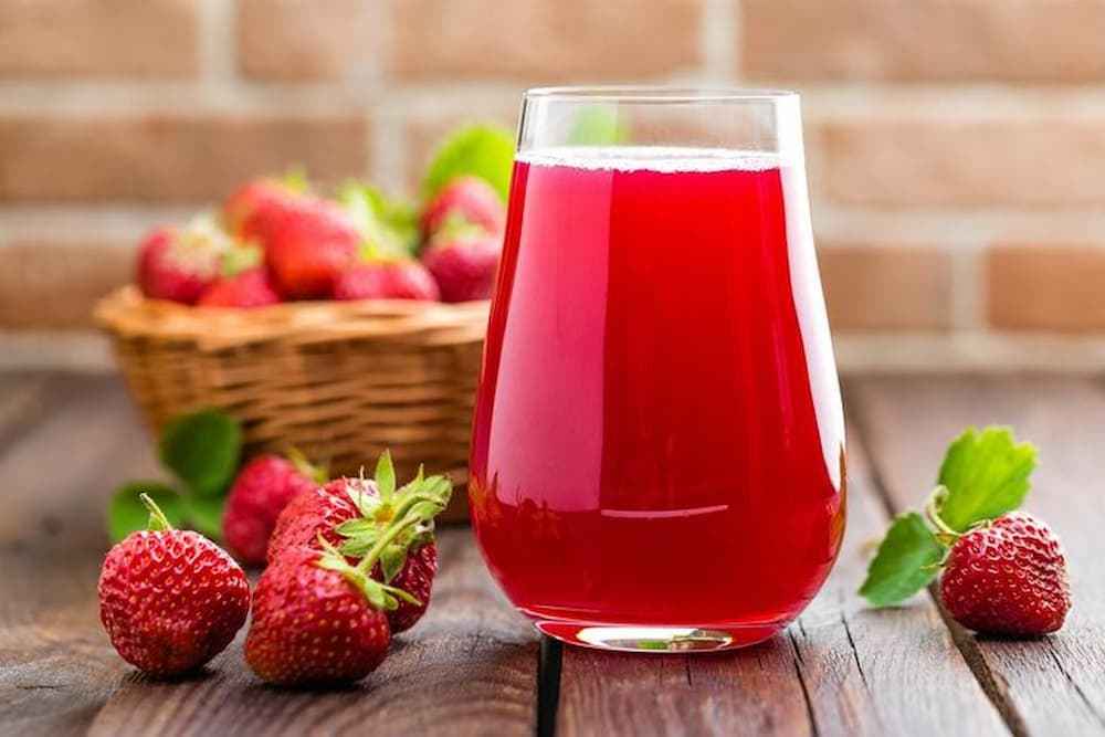 آبمیوه توت فرنگی شرکتی با طعم میوه ای و تنوع بسته بندی